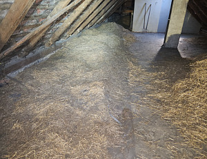 Zateplení stropu rodinného domu pomocí foukané izolace